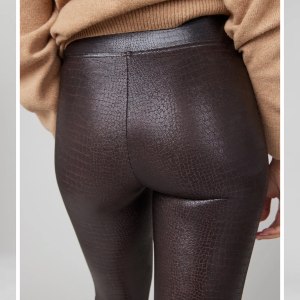 EUC | *plus size* Faux Leather Croc Shine Leggings